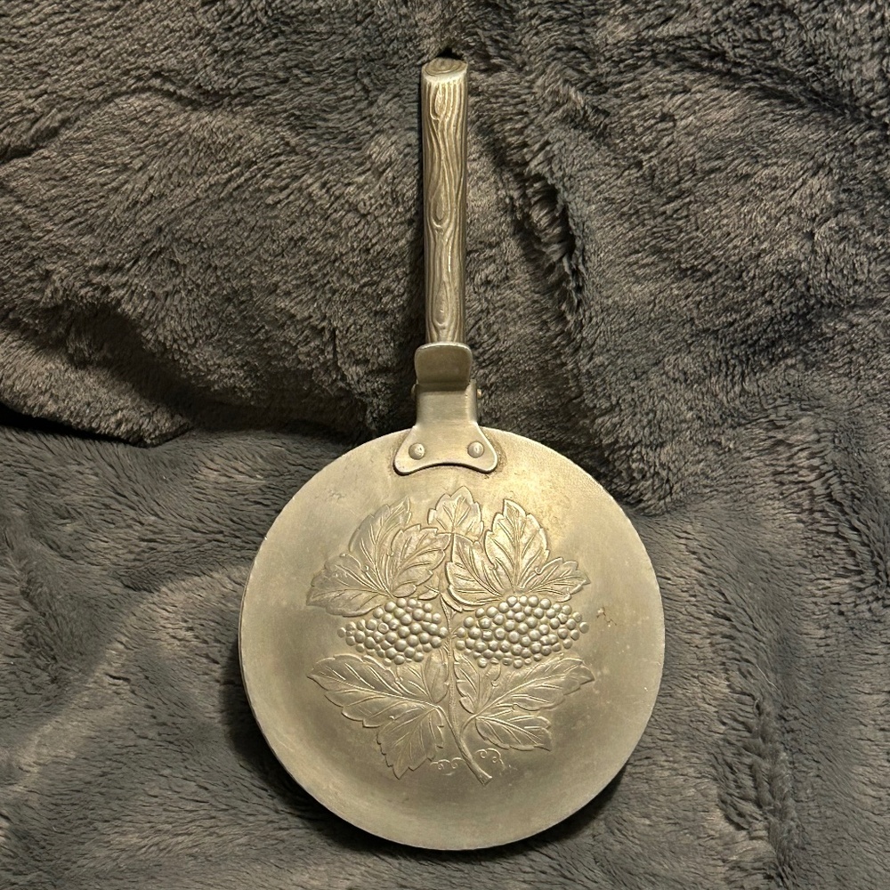 Vintage Everlast Hand-Forged Hammered Aluminum Silent Butler Crumb Catcher